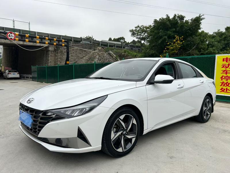 Hyundai Elantra - фото 0