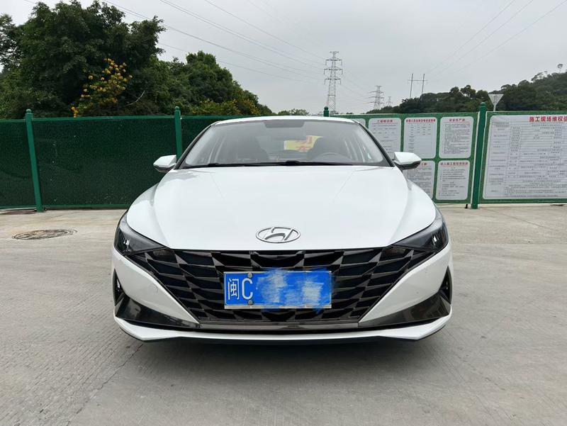 Hyundai Elantra - фото 1