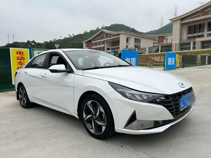 Hyundai Elantra - фото 2