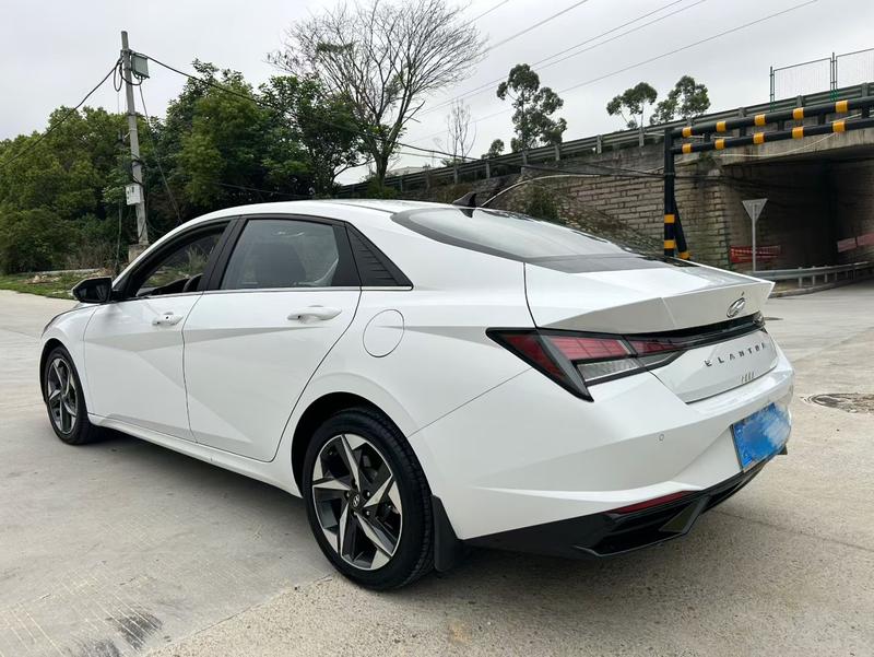 Hyundai Elantra - фото 3