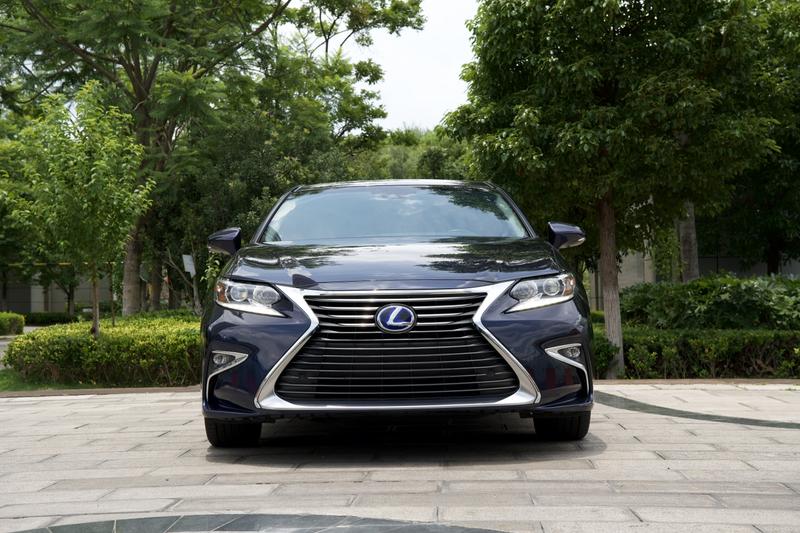 Lexus ES - фото 1