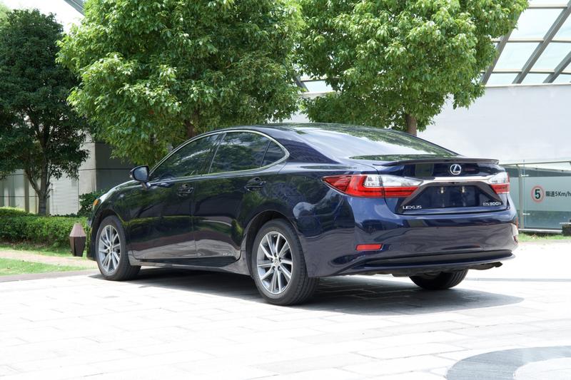 Lexus ES - фото 3