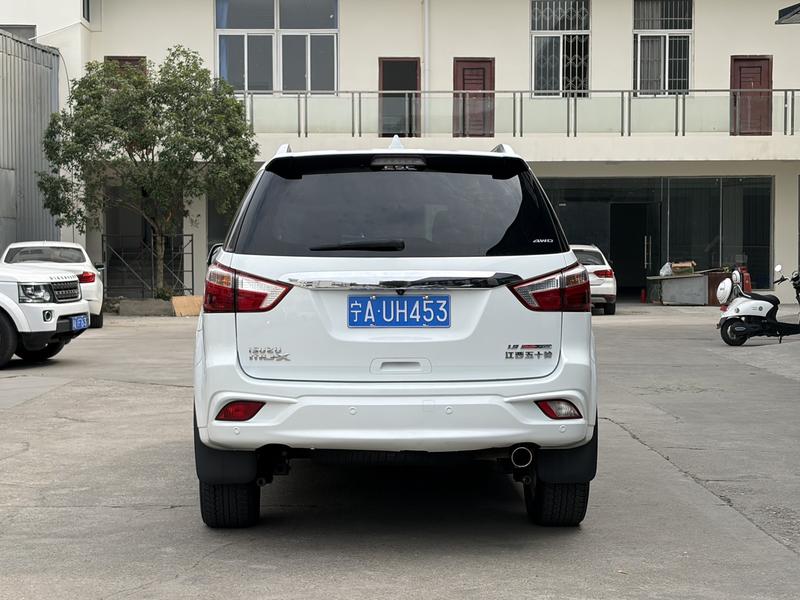 Isuzu mu-X - фото 4