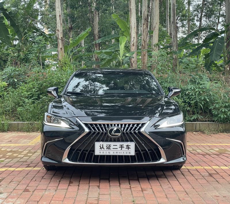 Lexus ES - фото 1