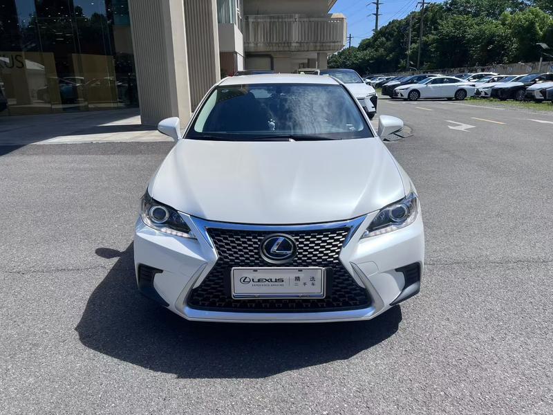 Lexus CT - фото 1