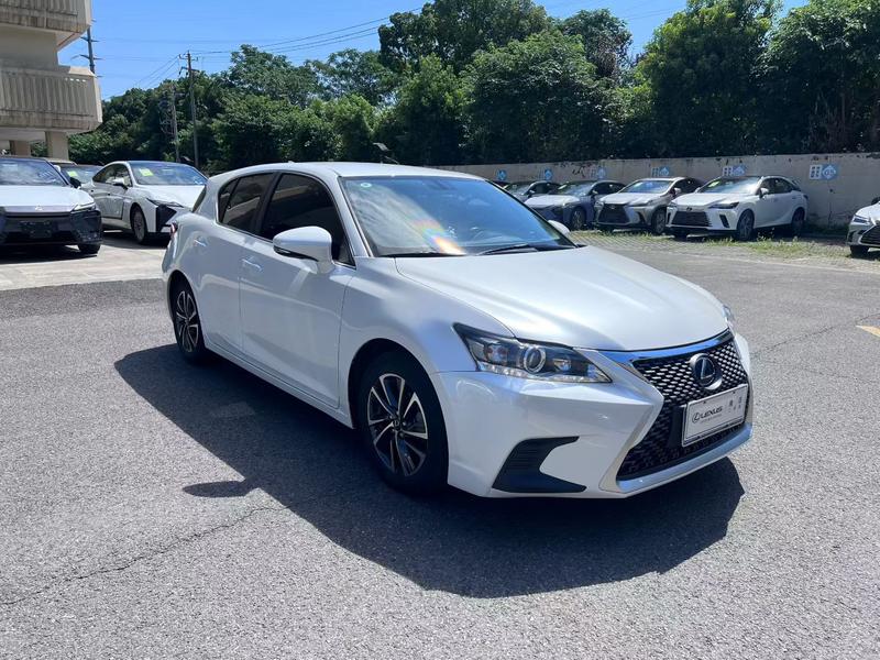 Lexus CT - фото 2