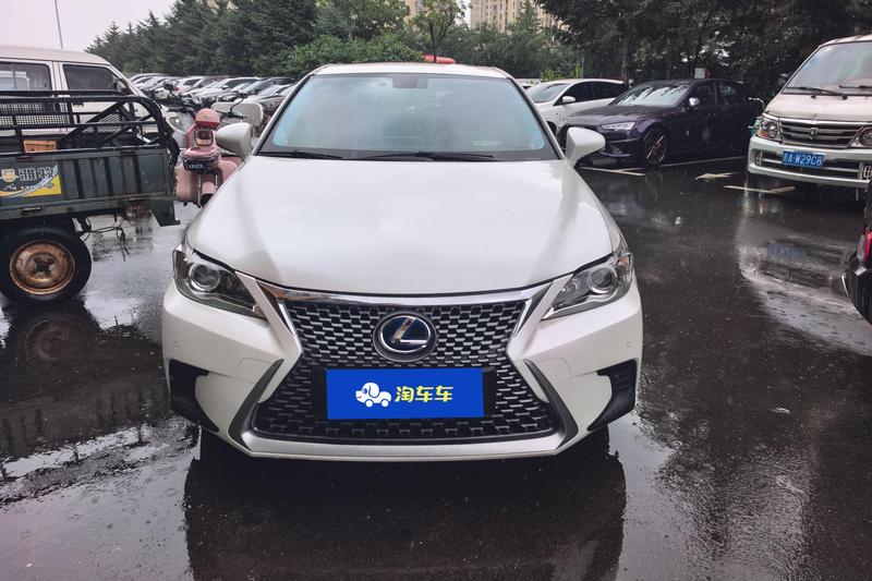 Lexus CT - фото 1