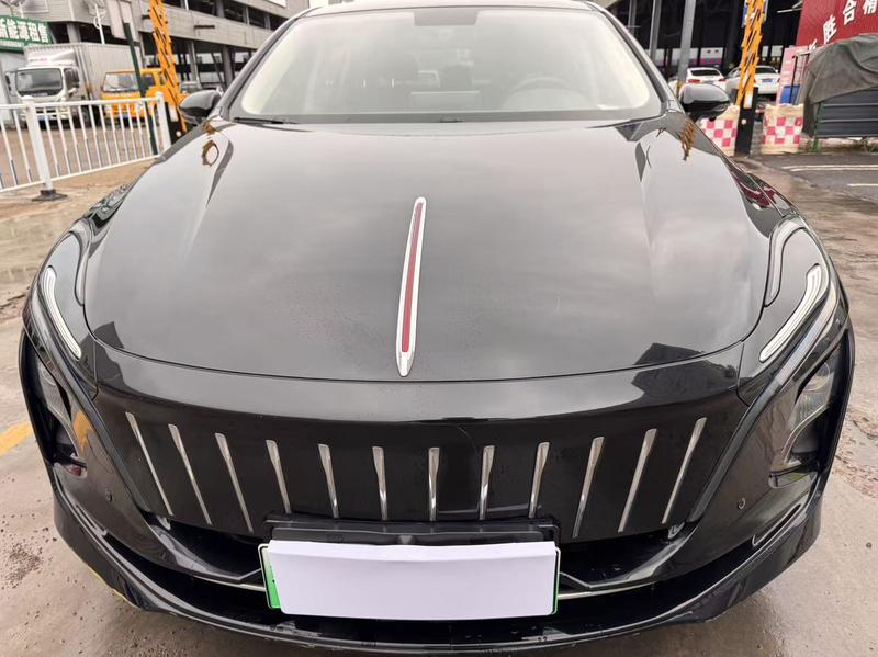 Hongqi E-QM5 - фото 1