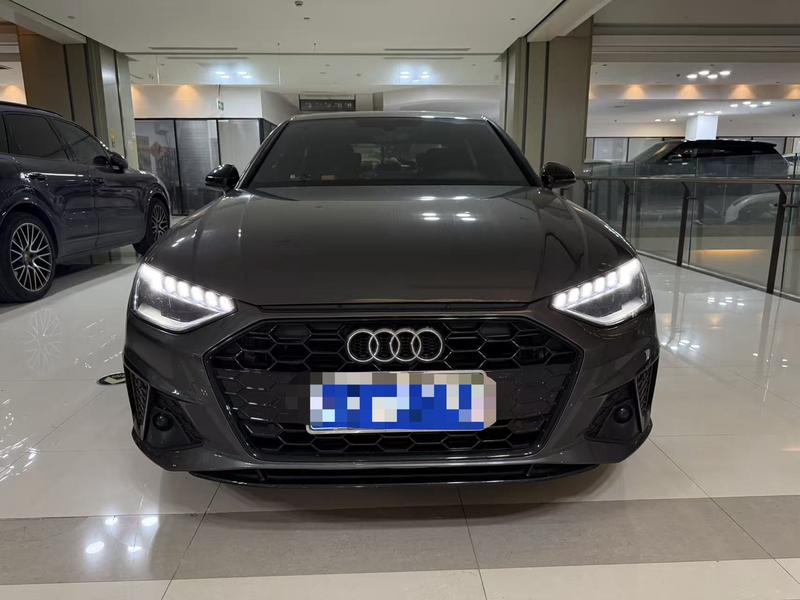 Audi A4L - фото 1