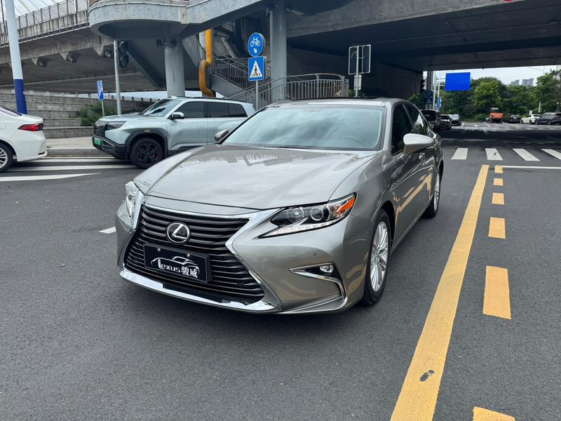 Lexus ES - фото 0