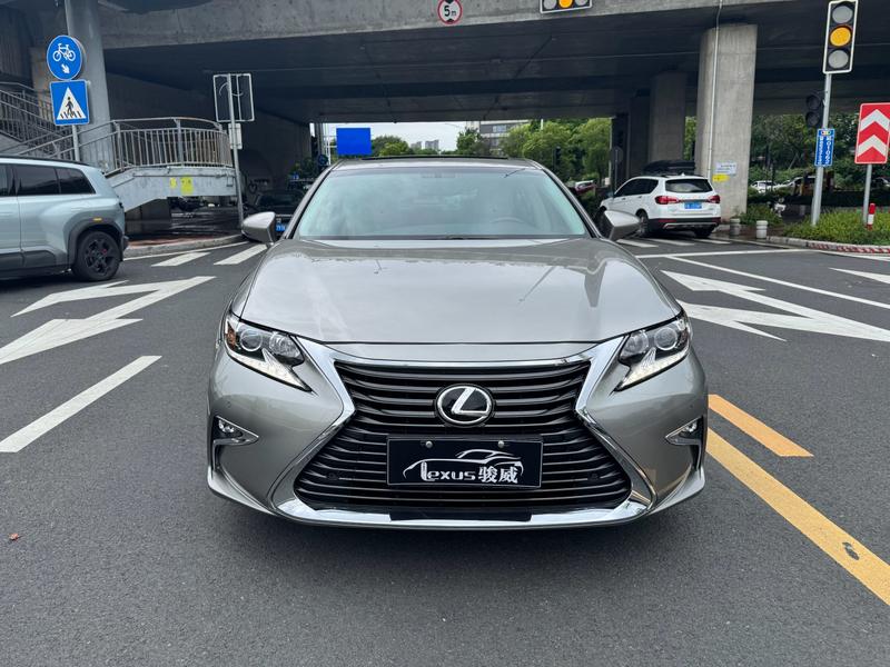 Lexus ES - фото 1
