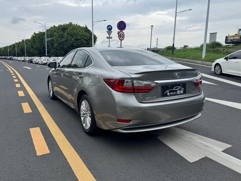 Lexus ES - фото 4