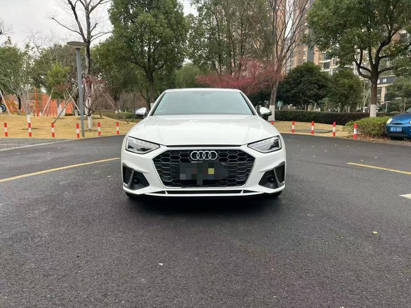 Audi A4L - фото 1