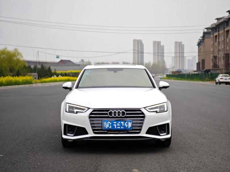 Audi A4L - фото 1