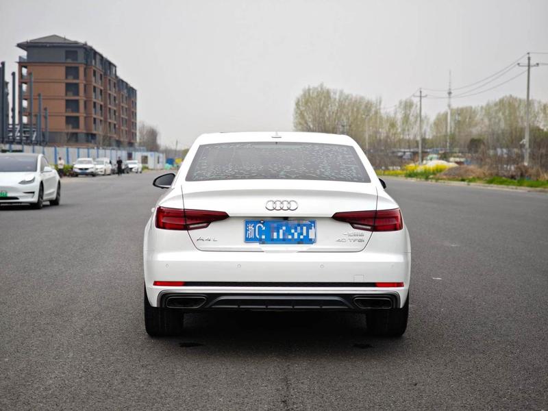 Audi A4L - фото 4