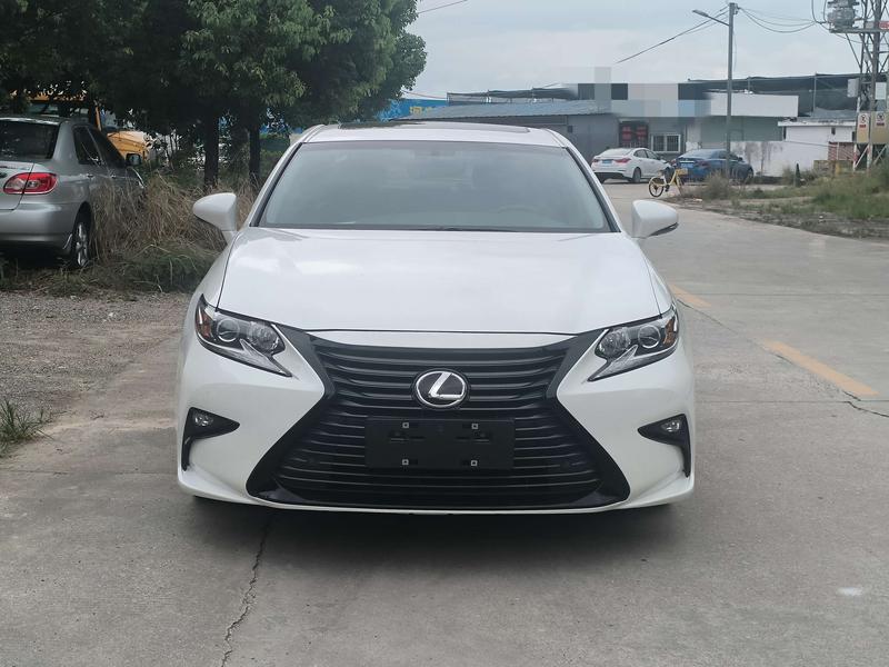 Lexus ES - фото 1