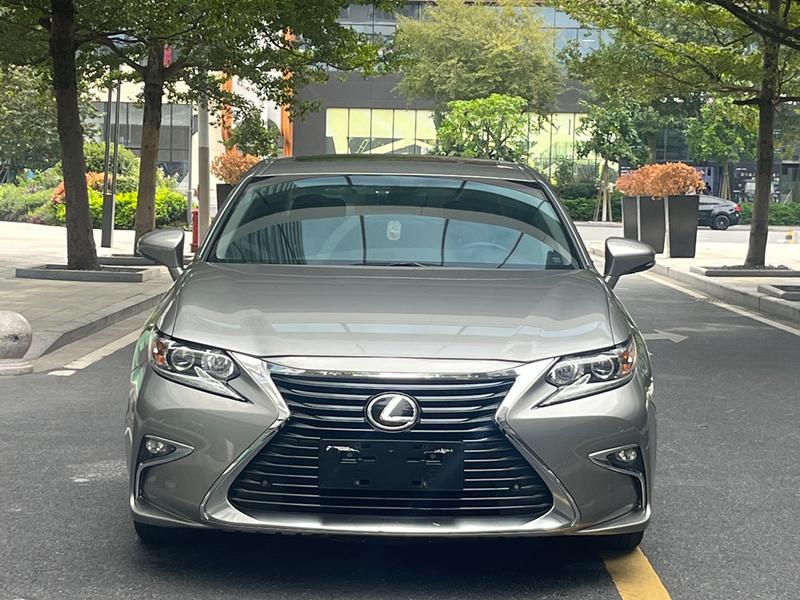 Lexus ES - фото 1