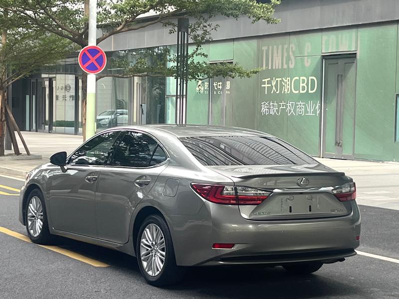 Lexus ES - фото 4
