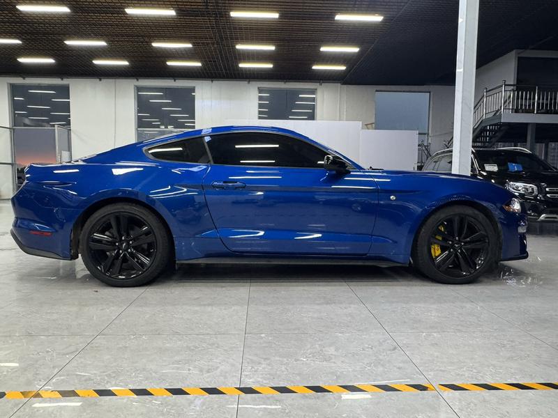 Ford Mustang - фото 1