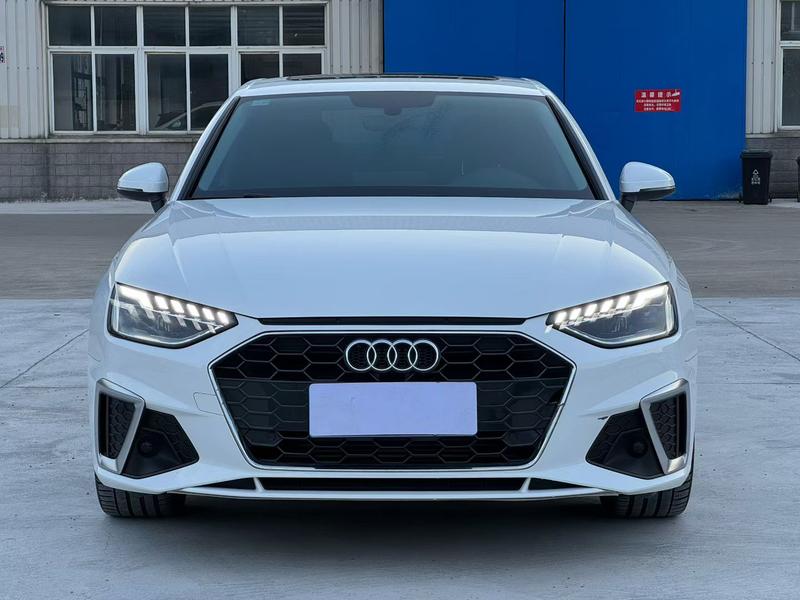 Audi A4L - фото 1