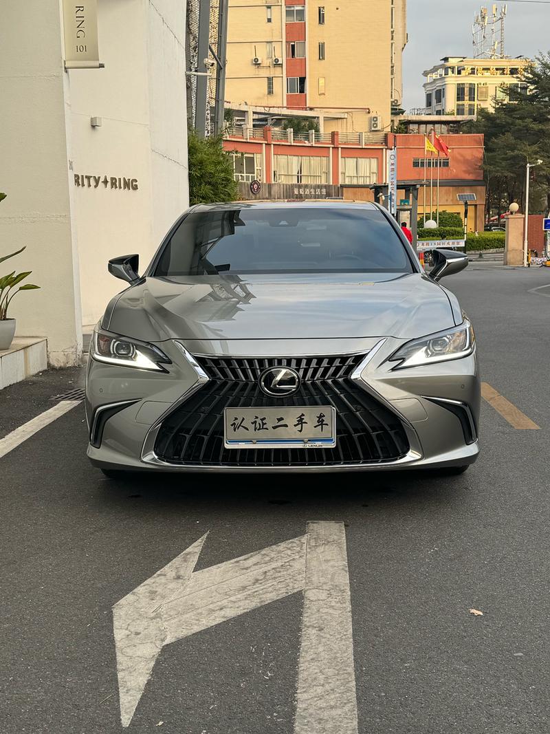 Lexus ES - фото 1