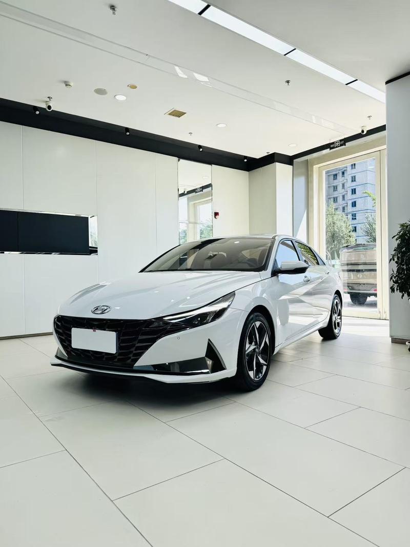 Hyundai Elantra - фото 0