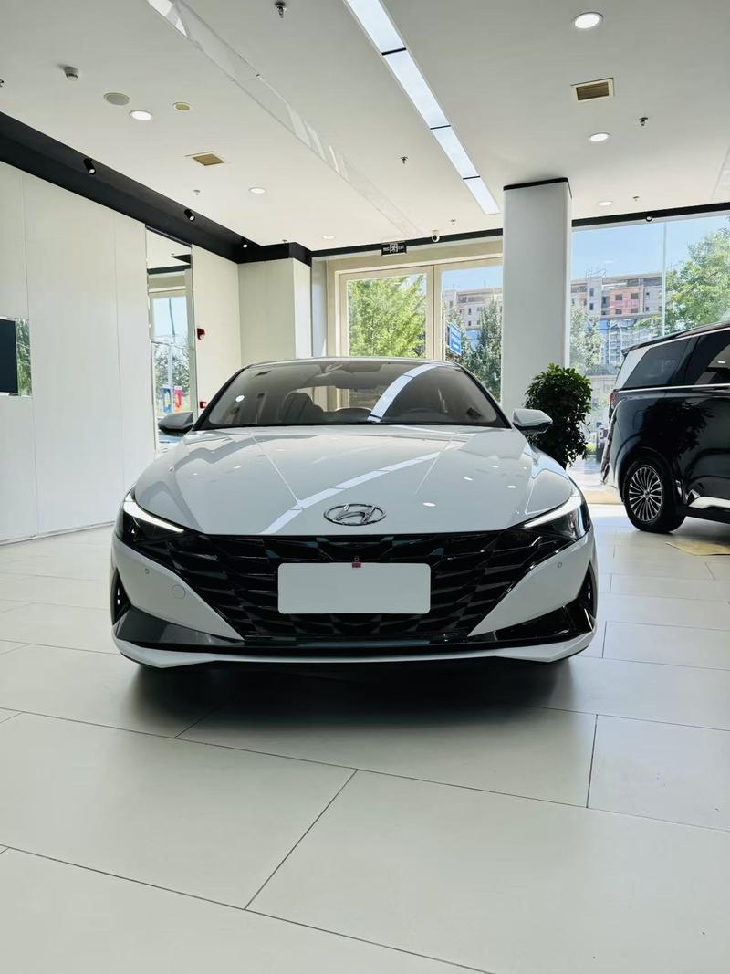 Hyundai Elantra - фото 1