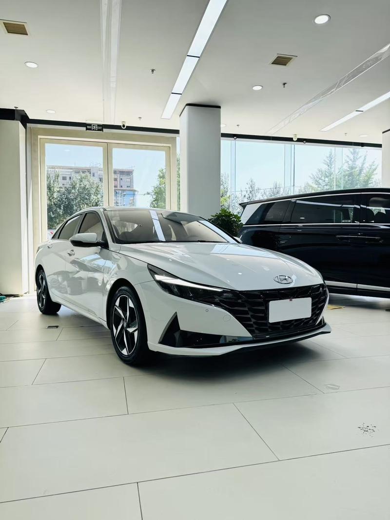 Hyundai Elantra - фото 2