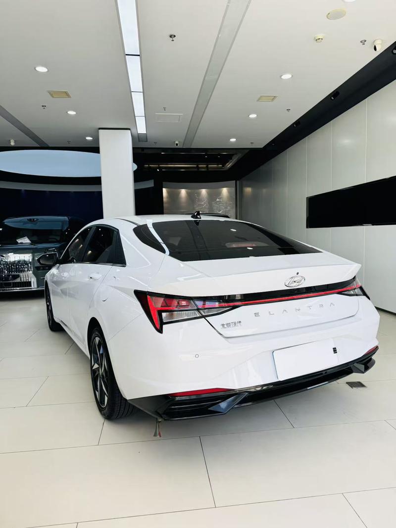 Hyundai Elantra - фото 3