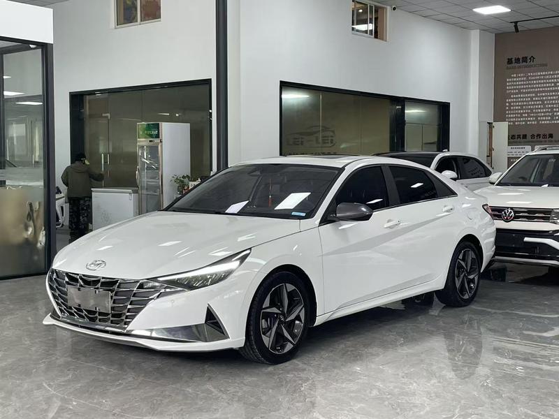 Hyundai Elantra - фото 0