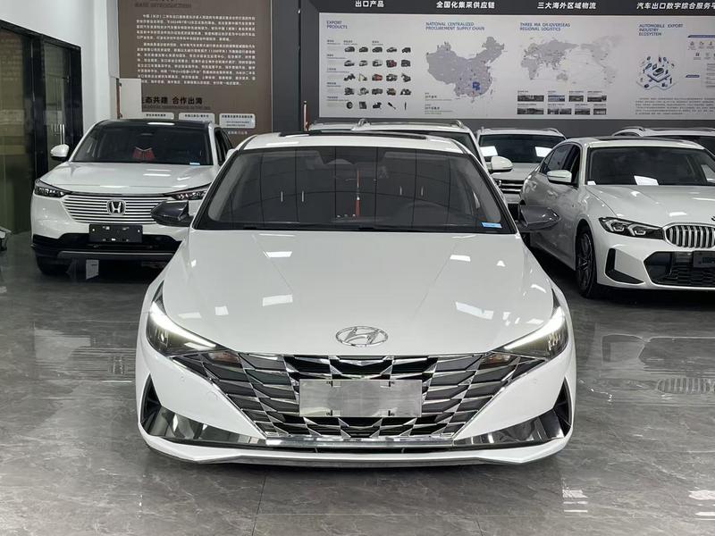 Hyundai Elantra - фото 1