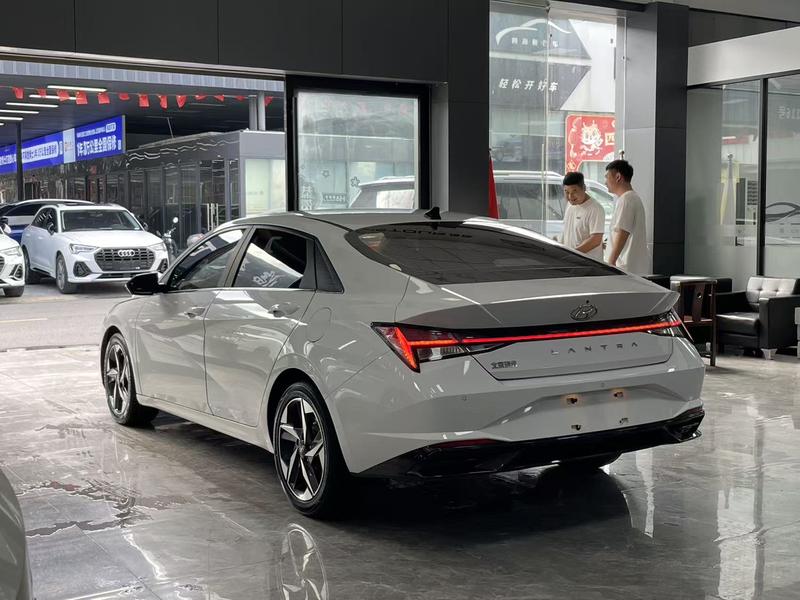 Hyundai Elantra - фото 3