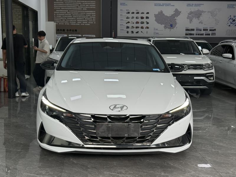 Hyundai Elantra - фото 1