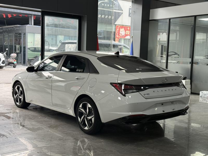 Hyundai Elantra - фото 3