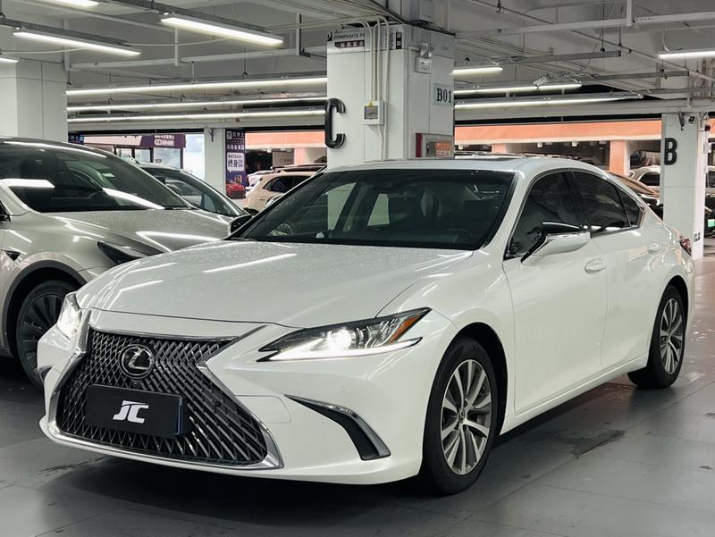 Lexus ES - фото 0