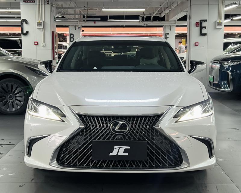 Lexus ES - фото 1