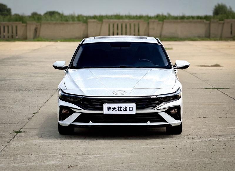 Hyundai Elantra - фото 1