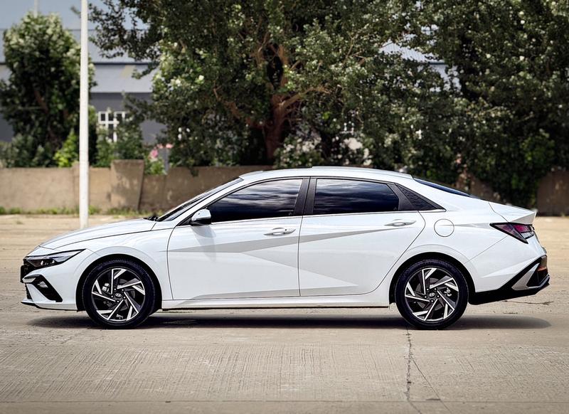 Hyundai Elantra - фото 3