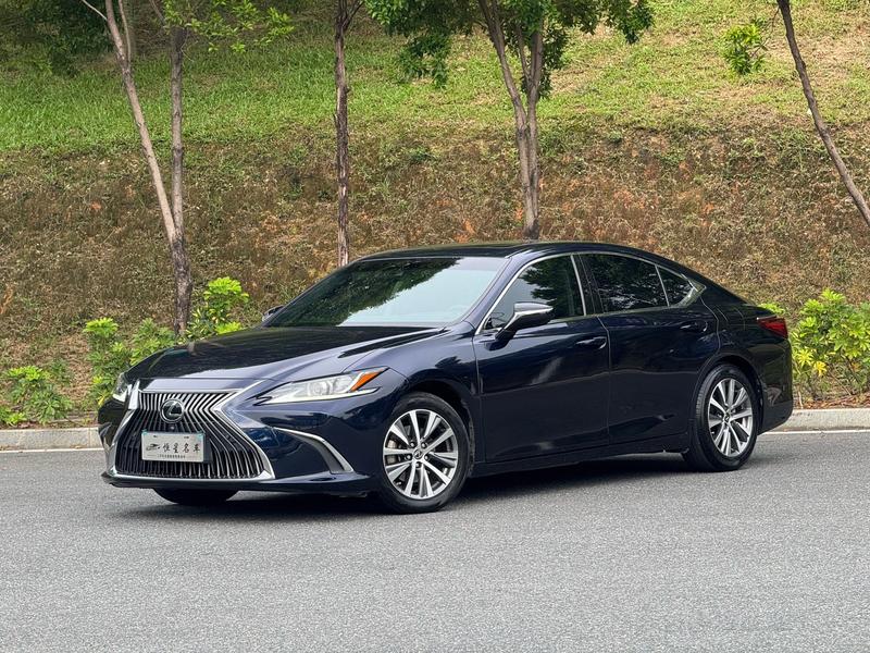Lexus ES - фото 0