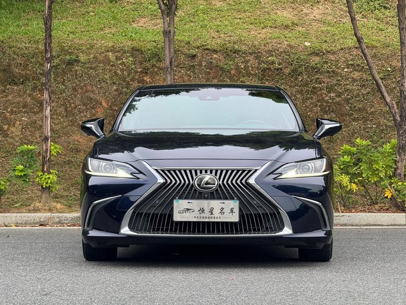 Lexus ES - фото 1