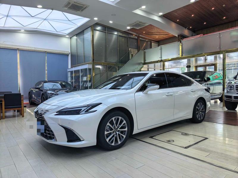 Lexus ES - фото 0