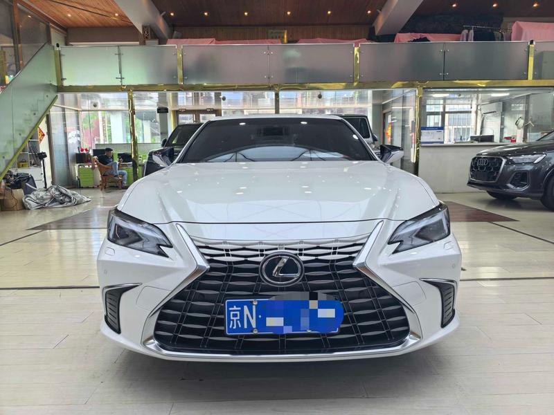 Lexus ES - фото 1