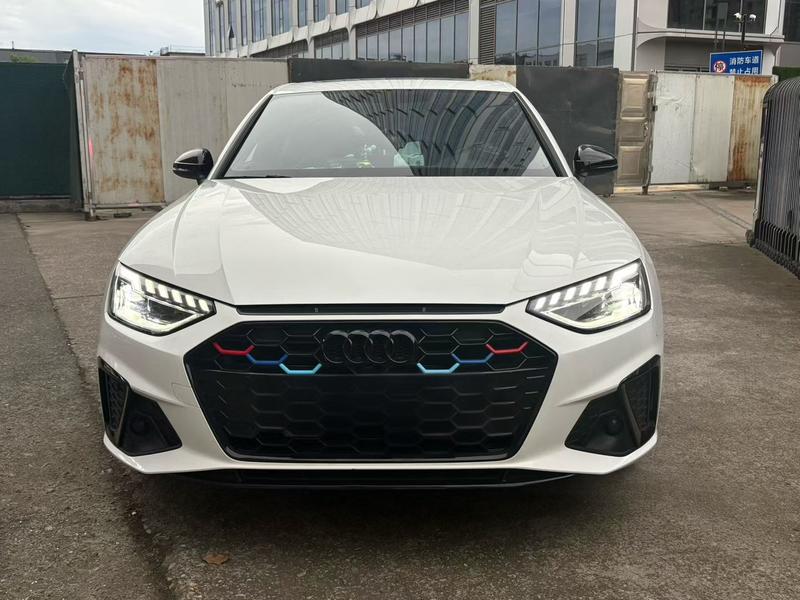 Audi A4L - фото 1