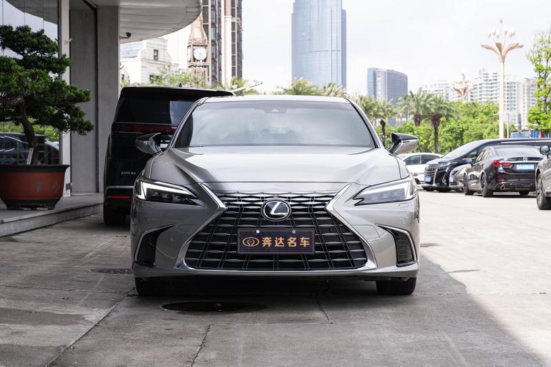 Lexus ES - фото 1