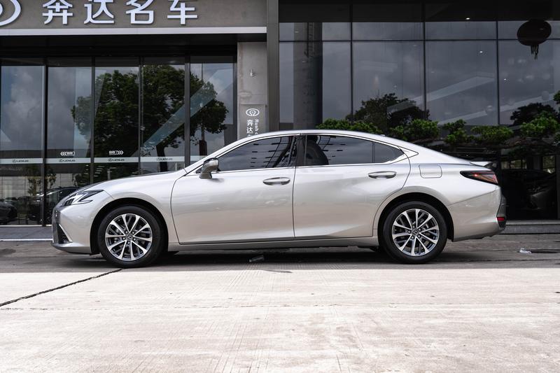 Lexus ES - фото 2