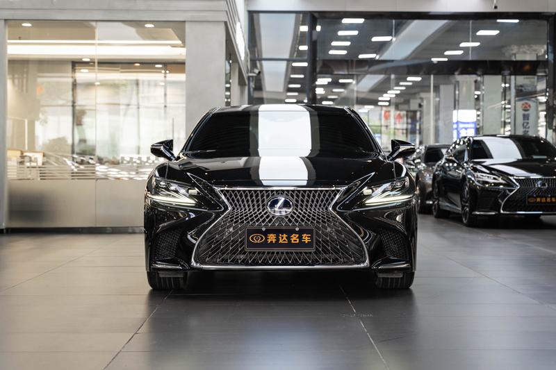 Lexus LS - фото 1