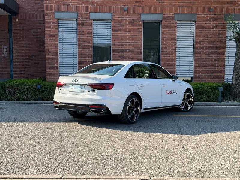 Audi A4L - фото 1