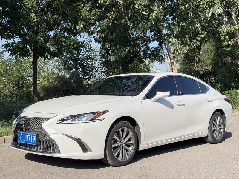 Lexus ES - фото 0