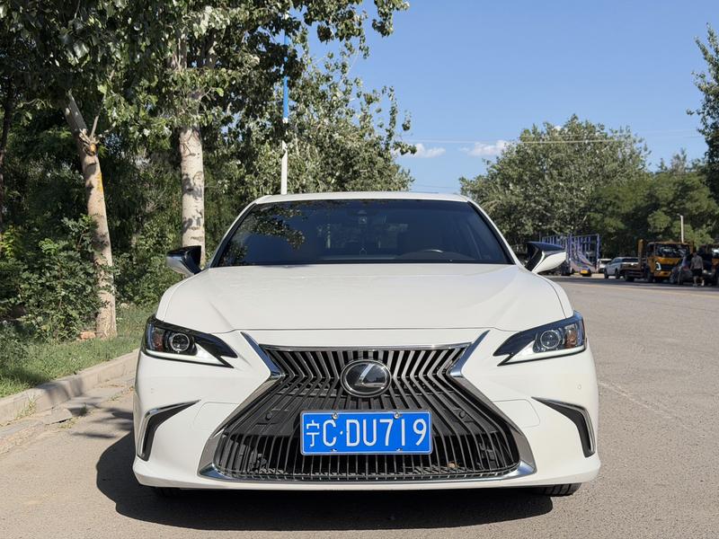 Lexus ES - фото 1