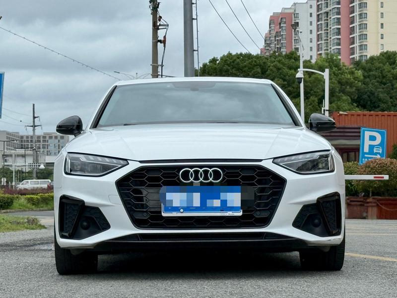 Audi A4L - фото 1